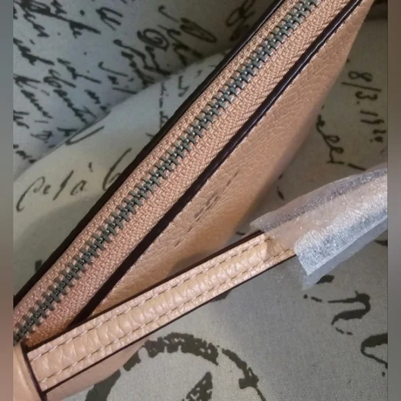 Coach Leather Wristlet. NWT. $88 retail. - Picture 5 of 6